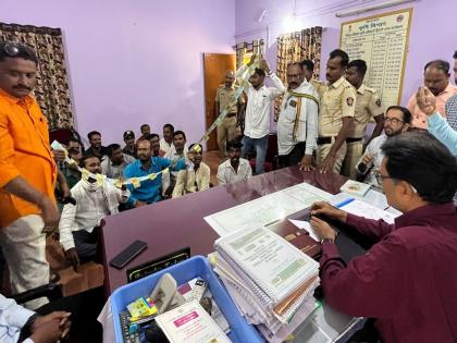 Take action against bogus fertilizer sale case, farmers bring necklace of notes for officials | बोगस खत विक्री प्रकरणी कारवाई करा, अधिकाऱ्यांसाठी शेतकऱ्यांनी आणला नोटांचा हार Take action against bogus fertilizer sale case, farmers bring necklace of notes for officials | बोगस खत विक्री प्रकरणी कारवाई करा, अधिकाऱ्यांसाठी शेतकऱ्यांनी आणला नोटांचा हार