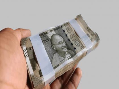 Beed: Cold almond shake worth 50 thousand; Money stolen from bike trunk on busy road | Beed: थंड बदामशेक पडला ५० हजारात; भररस्त्यात बाईकच्या डिक्कीतून रक्कम लंपास Beed: Cold almond shake worth 50 thousand; Money stolen from bike trunk on busy road | Beed: थंड बदामशेक पडला ५० हजारात; भररस्त्यात बाईकच्या डिक्कीतून रक्कम लंपास
