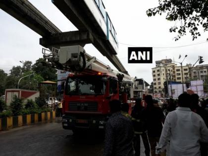 Monorail stopped near chemburstation due to TV cable | टीव्ही केबलमुळे मोनोरेल पुन्हा लटकली