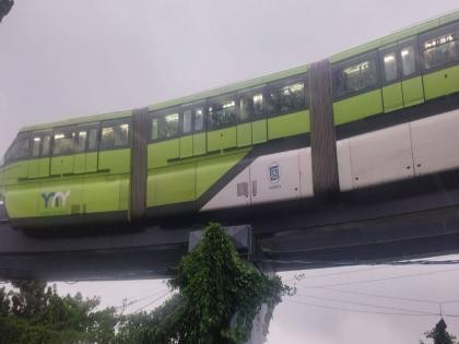 Big news! Monorail closed, passengers trapped; Efforts underway to break glass | Monorail: मोठी बातमी! मुंबईत प्रवाशांनी भरलेली मोनो रेल्वे मध्येच बंद पडली, प्रवासी अडकले; काच ब्रेक करण्याचे प्रयत्न सुरू (Video)