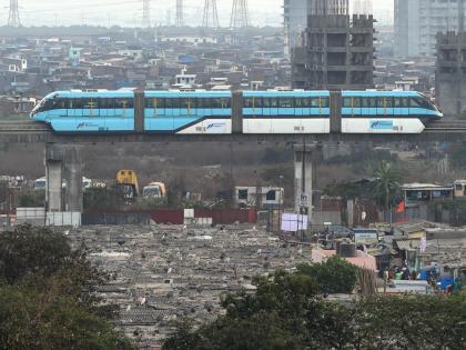 in mumbai mobile blasts in running monorail passengers sent by another train | धावत्या मोनोत मोबाइलचा स्फोट; प्रवाशांना पाठविले दुसऱ्या गाडीतून