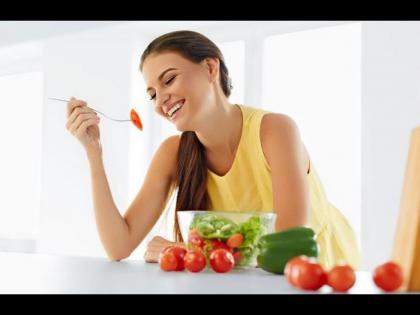 Avoid these foods in rainy season for healthy and stay fit green vegetables salad | पावसाळ्यात 'या' गोष्टींचं सेवन करणं पडू शकतं महागात, वेळीच व्हा सावध