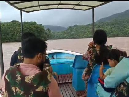 Waterfalls, boating and natural beauty; Tourists flock to Kandavan for summer tourism | धबधबे, बोटिंग आणि निसर्ग सौंदर्य; कांडवनला वर्षा पर्यटनासाठी पर्यटकांची गर्दी Waterfalls, boating and natural beauty; Tourists flock to Kandavan for summer tourism | धबधबे, बोटिंग आणि निसर्ग सौंदर्य; कांडवनला वर्षा पर्यटनासाठी पर्यटकांची गर्दी