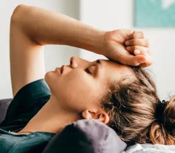 मासिक पाळी येण्यापूर्वी चिडचिड, रडू येतं, मूड जातो, त्याची ५ कारणं- शरीरातले बदल ओळखा पटकन