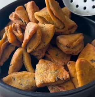 Traditional Food :मुसळधार पावसात गरमागरम वाफाळत्या चहासोबत बिस्किट नको खा पारंपरिक मुगाची मठरी!