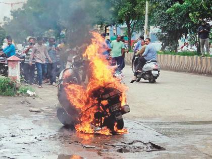 Father-in-law's moped caught fire, son-in-law was saved by jumping in time | सासऱ्याची मोपेड पेटली, वेळीच उडी मारल्याने जावई बचावला