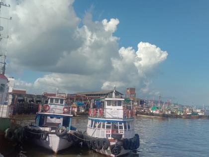 mora bhaucha dhakka sea lounge service in the mud passenger traffic has been stopped for the past five days | मोरा-भाऊचा धक्का सागरी प्रवासी लाँचसेवा पुन्हा गाळात रुतली; मागील पाच दिवसांपासून प्रवासी वाहतूक ठप्प