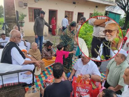 राष्ट्रसंत मोरारी बापू भिक्षेसाठी शेतकऱ्याच्या दारी, शेतकरी कुटुंबाची केली आस्थेवाईक चौकशी