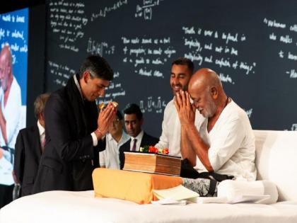 Morari Bapu's RamKatha at Cambridge University; PM Rishi Sunak was also present | केंब्रिज विद्यापीठात मोरारी बापूंची रामकथा; PM ऋषी सुनक यांचीही उपस्थिती...