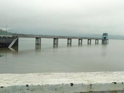 Rainfall on Morbe Dam, year-long worries of Navi Mumbaikars are over! | मोरबे धरणावर जलवर्षाव, नवी मुंबईकरांची वर्षभराची चिंता मिटली!