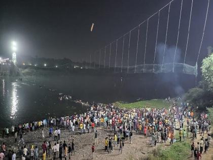 Gujarat Morbi Bridge Collapsed: More than 32 dead in Morbi Bridge disaster; Chief Minister-Prime Minister announced the help | मोरबी पूल दुर्घटनेत 60 हून अधिक लोकांचा मृत्यू तर 100 पेक्षा जास्त जखमी; चौकशीसाठी SIT स्थापन