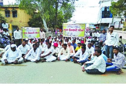  Front of farmers affected by National Highway, Mhaswad Talathi office; Revenue administration request | राष्ट्रीय महामार्गात बाधित होणाºया शेतकºयांचा मोर्चा , म्हसवड तलाठी कार्यालय; महसूल प्रशासनाला निवेदन