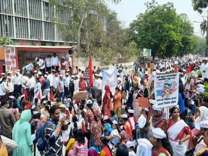 government employees staged a protest for pending demands Old Pension Scheme | 'एकच मिशन, जुनी पेन्शन' घोषणा देत सरकारी कर्मचाऱ्यांचा पुण्यात मोर्चा