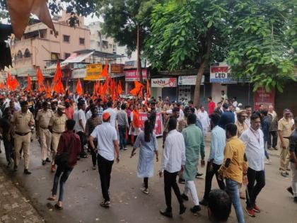 सकाळी साडे दहाच्या सुमारास सकल मराठा समाजातर्फे शांततेत मोर्चा निघाला सकाळी साडे दहाच्या सुमारास सकल मराठा समाजातर्फे शांततेत मोर्चा निघाला