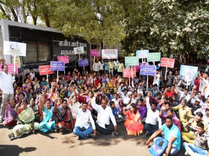 In front of municipal corporation of slum dwellers in Sahasnagar city of Nashik | नाशिकमधील सहवास नगर येथील झोपडपट्टीवासियांचा महापालिकेवर मोर्चा