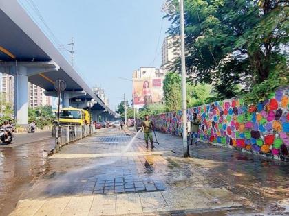 Road washing on war footing to reduce dust Another thousand tankers will be unloaded | धूळ कमी करण्यासाठी रस्तेधुलाई युद्धपातळीवर; आणखी एक हजार टँकर उतरविणार