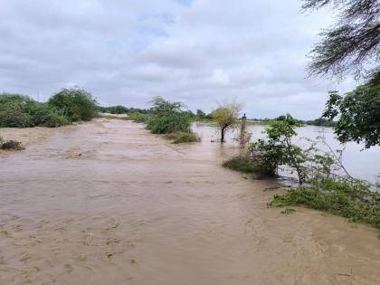 Akola Morna River floods Traffic on the Agar Ugwa route is blocked | अकोला : मोर्णा नदीला पूर; आगर-उगवा मार्गावरील वाहतूक ठप्प