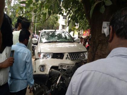 The motorcycle hit in Morawadi | मोरवाडीत मोटारीची झाडाला धडक