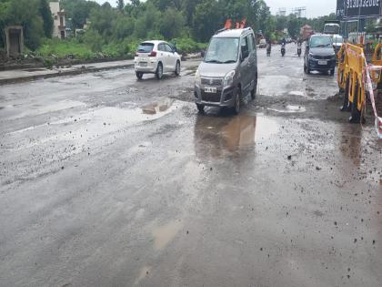 n Moshi, 'the road is a museum of potholes'; Lakhs of rupees spent by the municipality went into the sewer, playing with the lives of citizens | साहेब, सांगा बरं... मोशी परिसरात रस्ता आहे की खड्यांचे संग्रहालय ? n Moshi, 'the road is a museum of potholes'; Lakhs of rupees spent by the municipality went into the sewer, playing with the lives of citizens | साहेब, सांगा बरं... मोशी परिसरात रस्ता आहे की खड्यांचे संग्रहालय ?