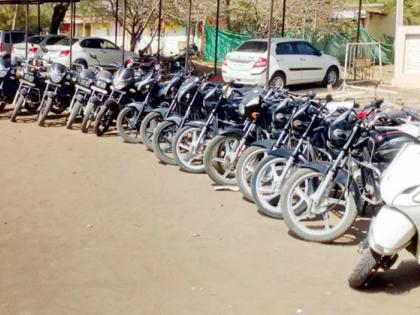 Four-wheeler stolen in Solapur district in the night; 19 bike seized | सोलापूर जिल्ह्यात रात्रीच्या अंधारात दुचाकी चोरणाºया चौघांना अटक; १९ दुचाकी जप्त 