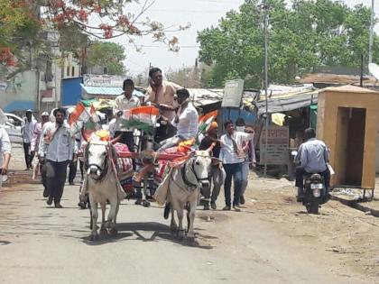 protest against petrol price hike; Motorcycle put in a bullock cart | पेट्रोल दरवाढीच्या निषेधार्थ  बैलगाडीत काढली मोटारसायकल मिरवणूक