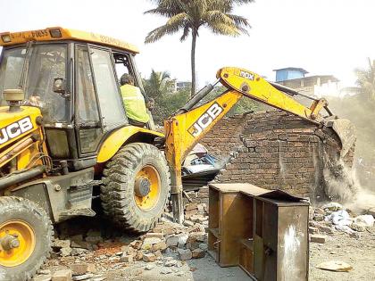 Hammer on a large shoulder construction | मोठा खांदातील बांधकामावर हातोडा; दहा घरांची चाळ जमीनदोस्त