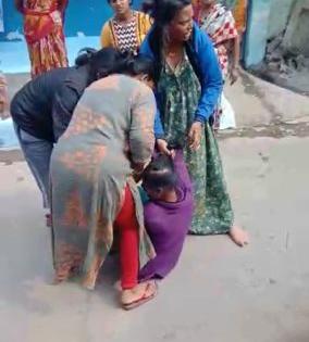 Mother-daughter assaulting girl in Nagpur: Video Viral | नागपुरात मायलेकींनी केली तरुणीला मारहाण : व्हिडीओ व्हायरल