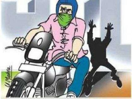 The thief from Gulbarga stole the motorcycle from Solapur and hid it in the bushes | गुलबर्ग्यातील चोरट्याने सोलापुरातील मोटारसायकली चोरल्या अन् काटेरी झुडपात लपविल्या