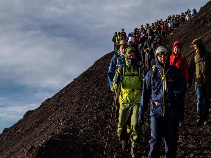 Is this Mount Fuji or ST's stand?; Advise to manage peak congestion | हा माउंट फुजी आहे की एसटीचे स्टॅन्ड?; शिखरावरील गर्दी आटोक्यात आणण्याचा सल्ला