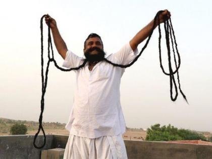 58 year old Girdhar Vyas has been growing moustache for 33 years | 33 वर्षांपासून या व्यक्तीने कापल्या नाही मिशा, नीट करण्यासाठी लागतात ३ तास