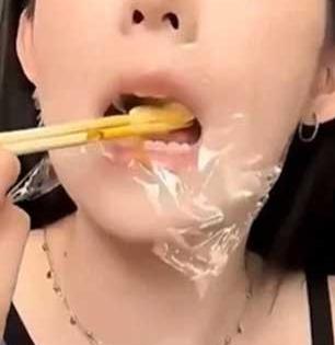 काय तरी विचित्र..कहरच! माऊथ कंडोम ट्रेंड, वजन कमी करण्यासाठी नवा प्रकार - बावळटपणा इतका की..