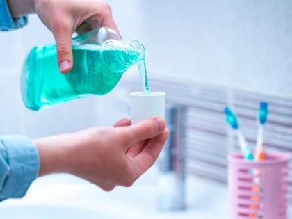 avoid these mistakes while using mouth wash | माऊथवॉश वापरताना करत असाल 'या' चुका तर परिणाम होतील गंभीर, वेळीच लक्षात घ्या या गोष्टी