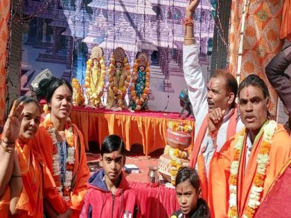 madhya pradesh ayub khan family adopted hindu religion on the day of ramlala pran pratishtha | रामलला प्राणप्रतिष्ठा सोहळा; अय्यूब खान यांनी स्वीकारला हिंदू धर्म, VHP कडून ‘घरवापसी’