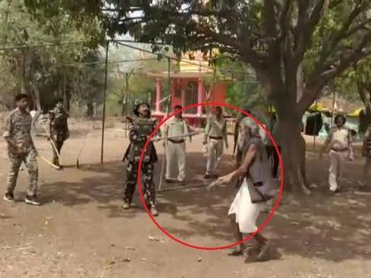 Sadhu attacks team that went to remove encroachments with Trishul, one police officer injured | अतिक्रमण हटवण्यासाठी गेलेल्या पथकावर साधूने त्रिशूळाने केला हल्ला, एक पोलीस अधिकारी जखमी Sadhu attacks team that went to remove encroachments with Trishul, one police officer injured | अतिक्रमण हटवण्यासाठी गेलेल्या पथकावर साधूने त्रिशूळाने केला हल्ला, एक पोलीस अधिकारी जखमी