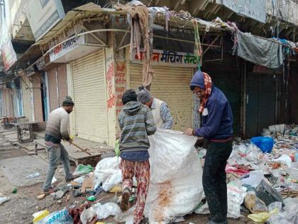 Morena Seth Yogesh Gupta Strange Hobby Eight Trolley Garbage Deposited On Roof Of House | मुख्यमंत्री साहेब, नवरा कचरा साठवतोय! बायकोनं मांडली व्यथा अन् सापडला ८ ट्रॉली कचरा