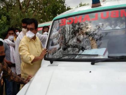 cabinet minister went to inaugurate new ambulance found old ambulance on the spot | नव्या रुग्णवाहिकेच्या उद्घाटनाला गेले कॅबिनेट मंत्री; प्रत्यक्षात दिसली खटारा रुग्णवाहिका, अन् मग...