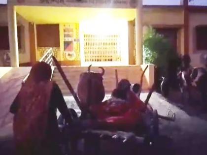 when ambulance was not available pregnant woman reached hospital on bullock cart in khargone | हृदयद्रावक! रुग्णवाहिका न आल्याने गर्भवतीवर आली बैलगाडीतून रुग्णालयात येण्याची वेळ