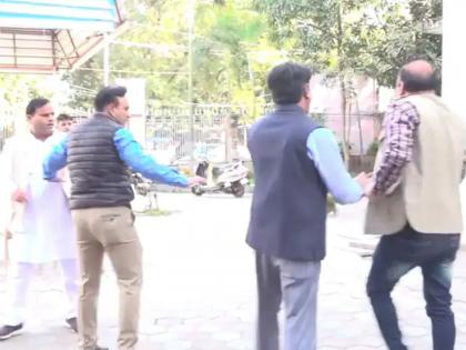 video congress vs congress clash chairs abuses fly at madhya pradesh party office | Video - दे दणादण! काँग्रेसचे नेते आपापसातच भिडले; शिवीगाळ करत खुर्च्यांनी केली मारहाण