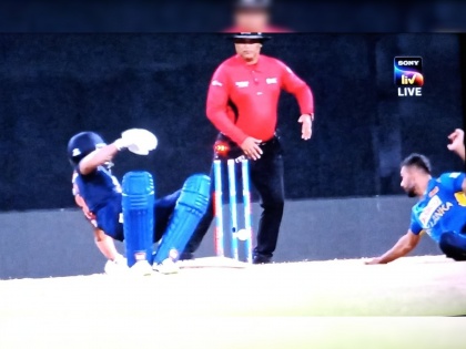 India vs SL 2nd ODI live Updates Score Today : Manish Pandey unfortunate run out for 37, India 5 down for 116, Video  | IND Vs SL 2nd ODI Live : दुर्दैवी मनिष पांडे, विचित्र पद्धतीनं झाला बाद; जीवदान मिळूनही हार्दिक पांड्या 'भोपळ्या'वर माघारी!