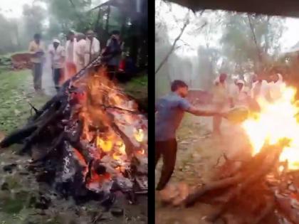 MP News Permission denied for funeral as crematorium not inaugurated; pyre lit by pouring diesel in heavy rain | स्मशानभूमीचे उद्घाटन न झाल्याने अंत्यविधीस परवानगी नाकारली; भरपावसात डिझेल ओतून पेटवली चिता MP News Permission denied for funeral as crematorium not inaugurated; pyre lit by pouring diesel in heavy rain | स्मशानभूमीचे उद्घाटन न झाल्याने अंत्यविधीस परवानगी नाकारली; भरपावसात डिझेल ओतून पेटवली चिता