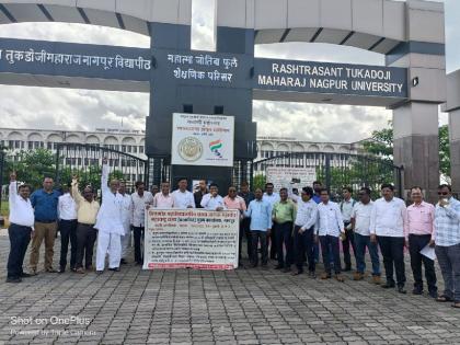 Opposition to the moratorium of fee hike by the management of the institution, protests were registered in front of RTM Nagpur University | शुल्कवाढ स्थगितीला संस्थाचालकांचा विरोध; नागपूर विद्यापीठासमोर आंदोलन