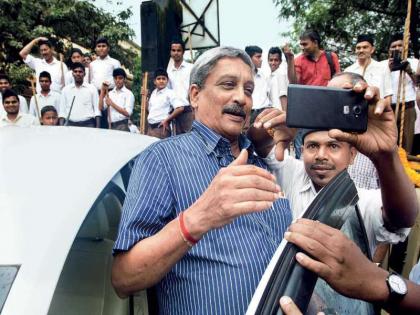 A leader such as a friend, not a five-star, but a worker. "Parrikar's friend's company" | मित्र असावा ऐसा नेता, पंचतारांकीत उद्योजक नव्हे तर कार्यकर्तेच होते "पर्रीकरांची दोस्तकंपनी"