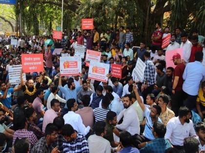 Protest of MPSC students continues in Pune; One person's health deteriorated due to exposure, he was admitted to the hospital | पुण्यात MPSC च्या विद्यार्थ्यांचे आंदोलन सुरूच; उपाेषणामुळे एकाची तब्येत खालावली, हाॅस्पिटलमध्ये दाखल