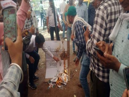 Burning effigy of State Coordination Committee convener Vishwas Katkar at Bhandara amid old pension scheme | भंडारा येथे राज्य समन्वय समितीचे निमंत्रक विश्वास काटकर यांच्या प्रतिमेचे दहन