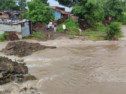 Heavy rain in Murtijapur taluka; Hundreds of hectares of farmland under water | मूर्तिजापुर तालुक्यात कोसळधारा; नदी- नाल्यांना पुर, शेकडो हेक्टर शेती पाण्याखाली 