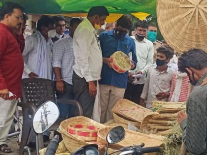 The Guardian Minister visited the sellers of baskets, soups, as the music business was in crisis | वाजंत्री व्यवसाय संकटात आल्याने टोपले, सुप, विक्री करणारांची पालकमंत्र्यांनी  घेतली भेट