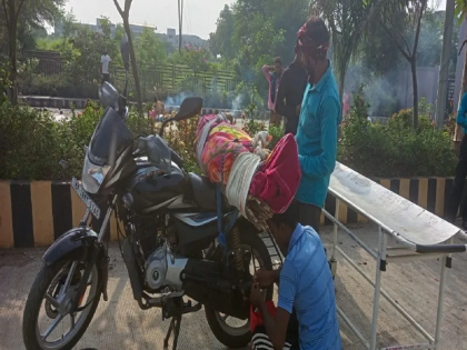 torture even after death; ambulance was not available, son tied his mother's body to the bike | मृत्यूनंतरही यातना; रुग्णवाहिका न मिळाल्याने मुलाने आईचा मृतदेह गाडीवर बांधून नेला