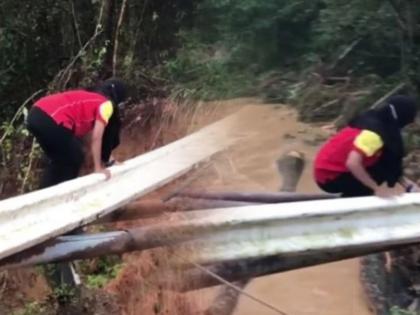 daughter cross broken bridge to meet her mother in flood | आईच्या भेटीसाठी मुलीचा जीव कासावीस, पार केला मृत्यूचा पुल; वाचून तुमच्या डोळ्यात येईल पाणी