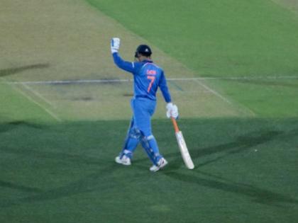 IND vs AUS: in 2012 India won in Adelaide and ms Dhoni finished the match | IND vs AUS: धोनी दुसऱ्यांदा ठरला या मैदानात मॅच फिनिशर
