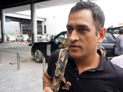 'This' thing happened with Mahendra Singh Dhoni at Kolkata airport, he did not even allow to take baggage | कोलकाता एअरपोर्टवर महेंद्रसिंग धोनीबरोबर झाली 'ही' गोष्ट, सामानालाही हात लावू दिला नाही